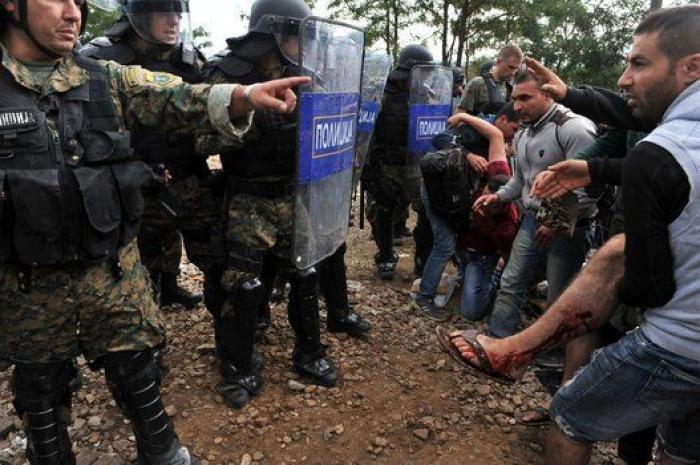 La Policía macedonia dispersa a los migrantes con gases lacrimógenos