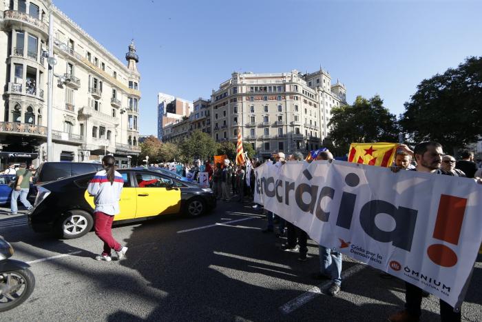Miles de personas salen a la calle en Barcelona contra los registros de la Guardia Civil