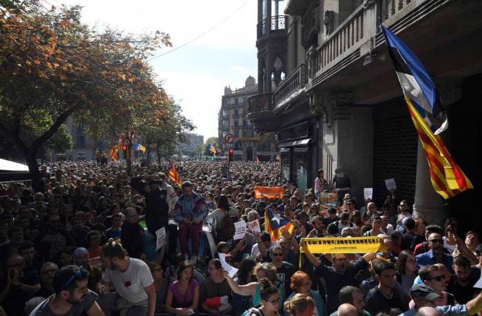 Miles de personas salen a la calle en Barcelona contra los registros de la Guardia Civil