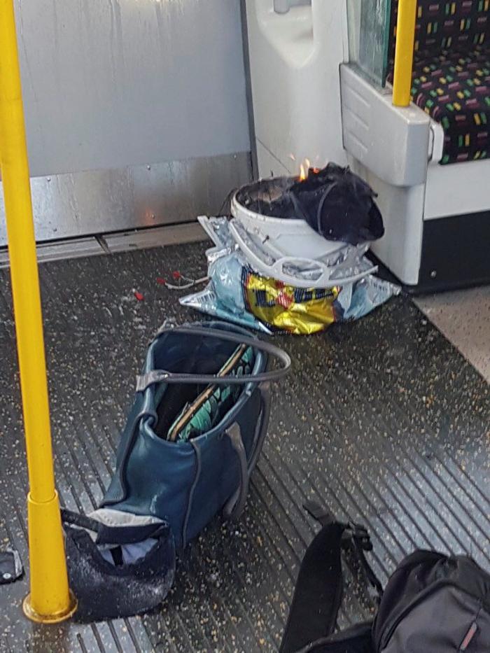 Un atentado terrorista con explosivos deja 22 heridos en el metro de Londres