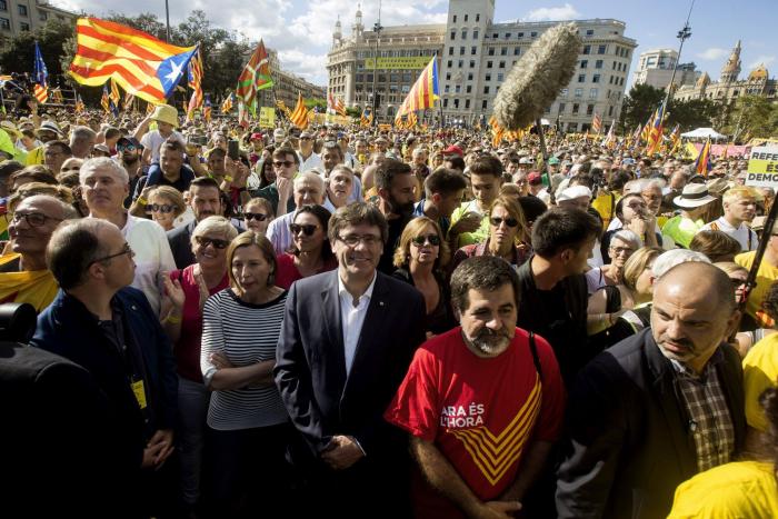 El independentismo desborda el centro de Barcelona al grito de “Votarem!”