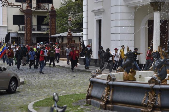 Un grupo de simpatizantes chavistas irrumpe por la fuerza en el Parlamento de Venezuela y hiere a varios diputados
