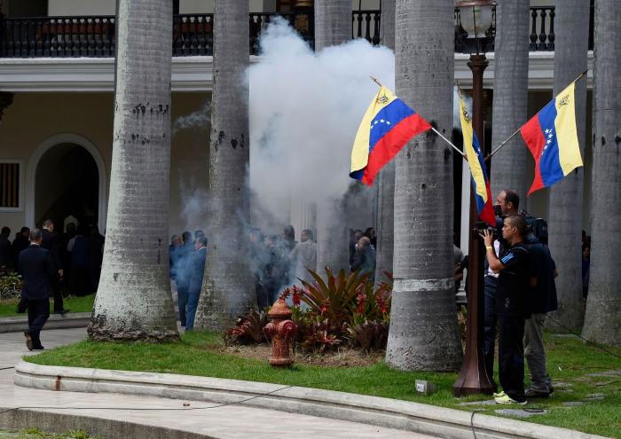 Venezuela: dos muertos y decenas de heridos en otro día de tensión política