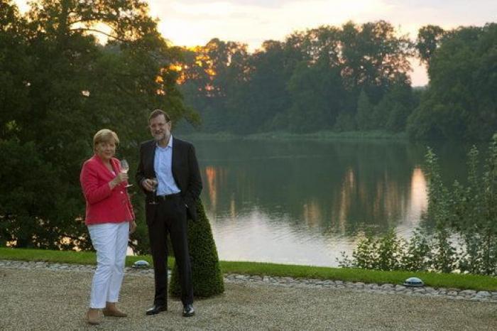 Rajoy y Merkel, de paseo por el lago de Huwenow (Alemania)
