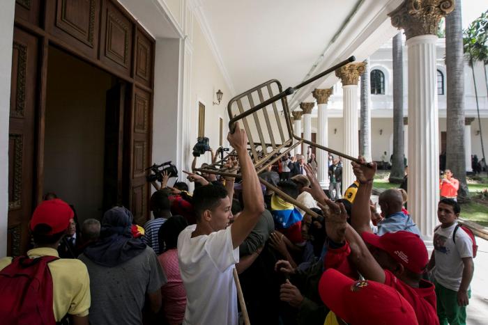 Un grupo de simpatizantes chavistas irrumpe por la fuerza en el Parlamento de Venezuela y hiere a varios diputados