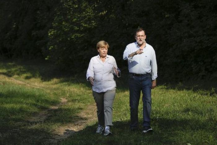 Rajoy y Merkel, de paseo por el lago de Huwenow (Alemania)