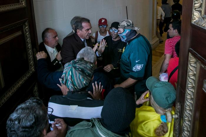 Zapatero visita al opositor Leopoldo López en su casa de Caracas tras su salida de prisión