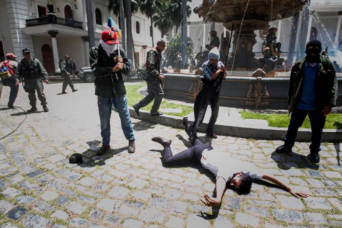 Venezuela: dos muertos y decenas de heridos en otro día de tensión política