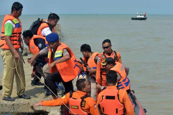Indonesia encuentra la caja negra del avión accidentado con 189 ocupantes