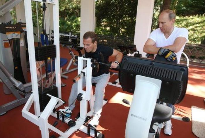 Putin y Medvedev, de pesas y tés