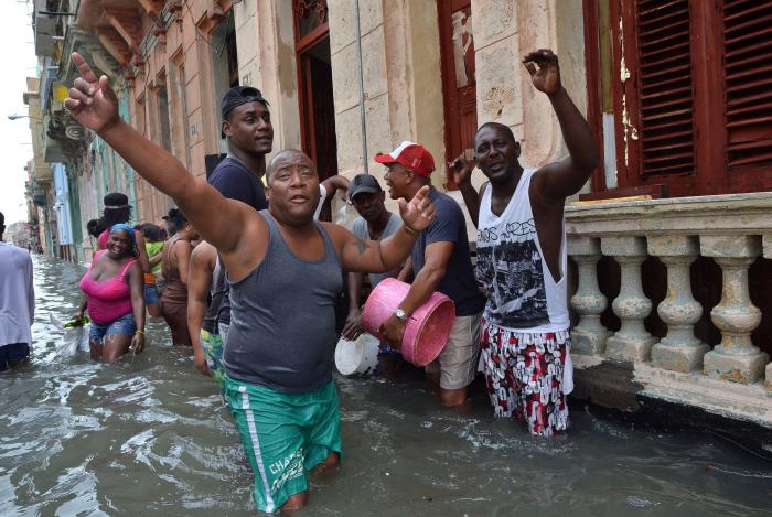 Pasada la tensión de Irma, los cubanos se desquitaron con humor y conga