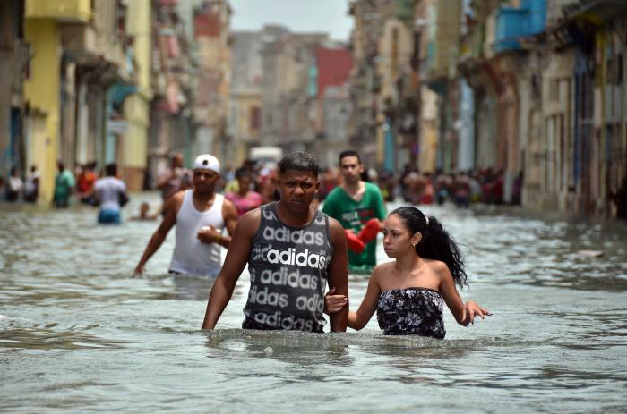 Pasada la tensión de Irma, los cubanos se desquitaron con humor y conga