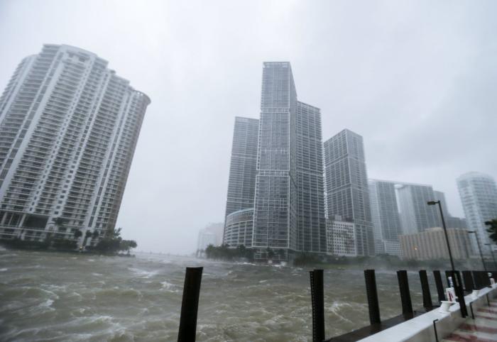 Irma deja tres muertos en Florida y baja a categoría 1 mientras avanza hacia Tampa