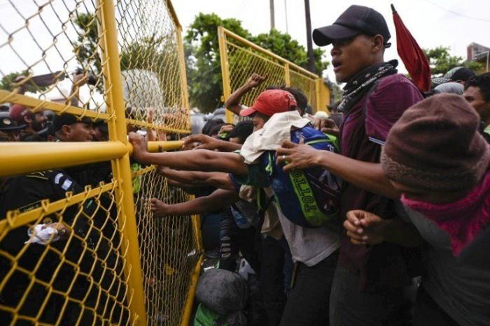 Las fotos de la desesperación: miles de hondureños se enfrentan con la policía al romper la frontera con Guatemala