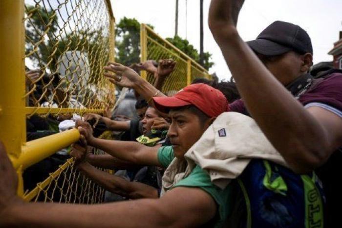 Las fotos de la desesperación: miles de hondureños se enfrentan con la policía al romper la frontera con Guatemala