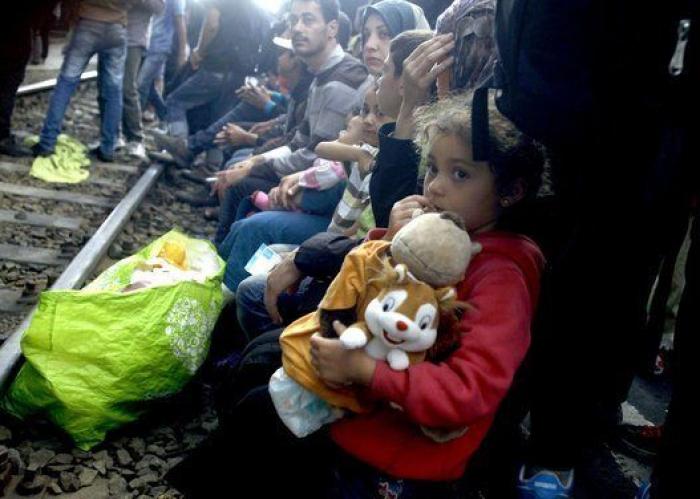 Detienen un tren con refugiados que querían llegar a la frontera con Austria