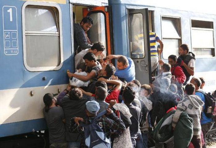 Detienen un tren con refugiados que querían llegar a la frontera con Austria