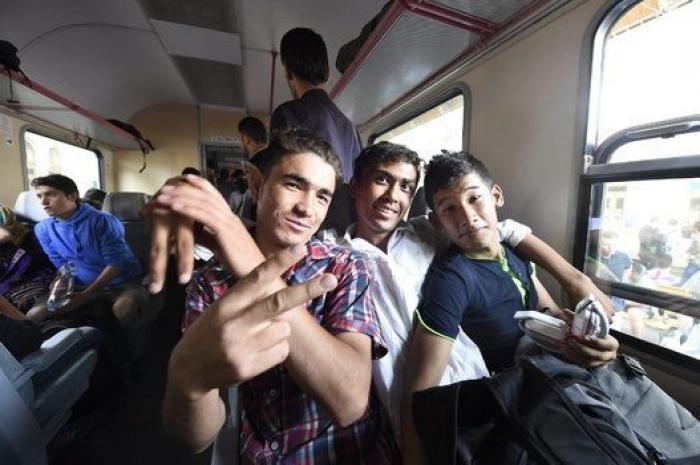 Medio millar de refugiados pasan la noche en un tren en Hungría
