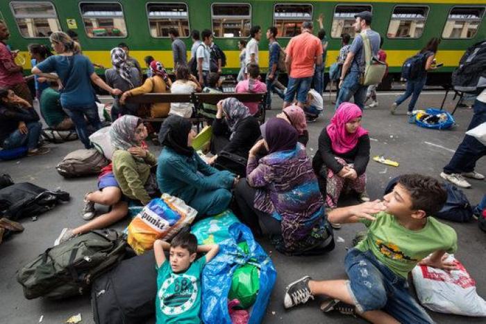 Medio millar de refugiados pasan la noche en un tren en Hungría