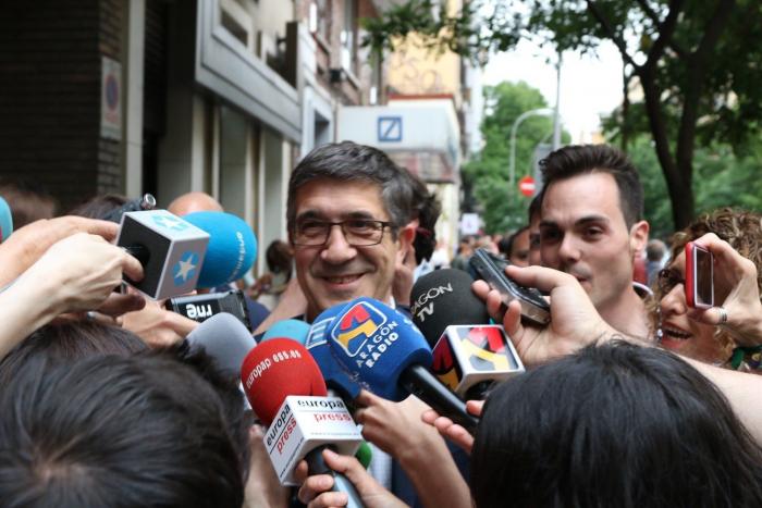 Rajoy despacha las tres preguntas de Cristina Pardo en la rueda de prensa en pocos segundos y con muy malos modos
