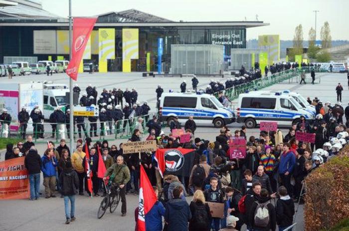 Multitudinaria marcha antifascista en Italia: "Dejamos de hablar con ellos el 25 de abril del 45"