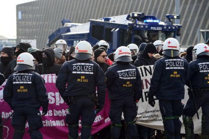 Detenidos 400 manifestantes antifascistas durante el congreso de AfD en Stuttgart