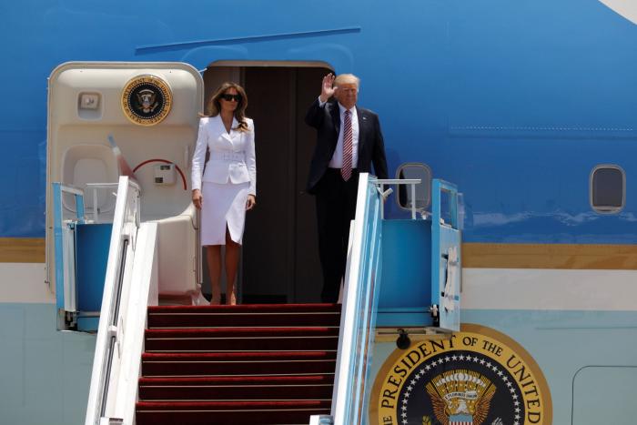 El fotógrafo de Obama recuerda a los Trump cómo darse la mano