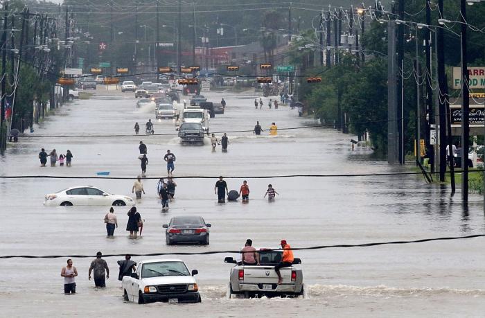Al menos 8 muertos en Texas por Harvey y miles de personas esperan rescate
