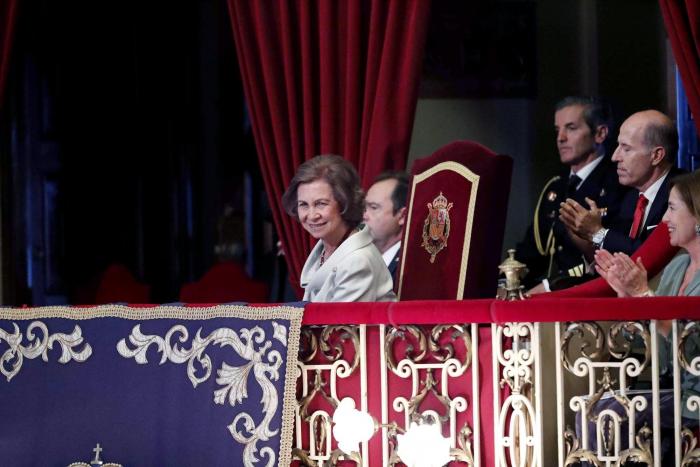 El sutil gesto de Felipe VI a su suegra justo al terminar los Princesa de Asturias