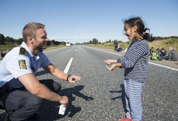 Las fotos de un policía danés jugando con una niña refugiada