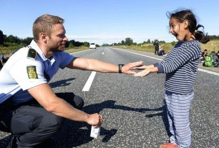 Las fotos de un policía danés jugando con una niña refugiada