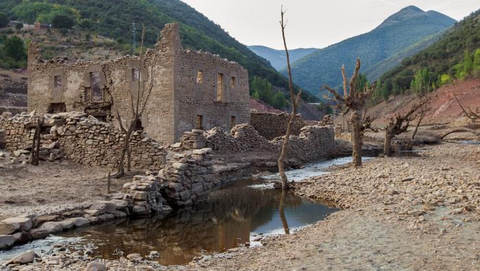 Un pueblo sumergido en 1960 en un embalse de La Rioja resurge de las aguas por la sequía