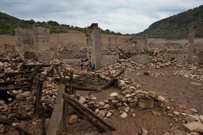 Un pueblo sumergido en 1960 en un embalse de La Rioja resurge de las aguas por la sequía
