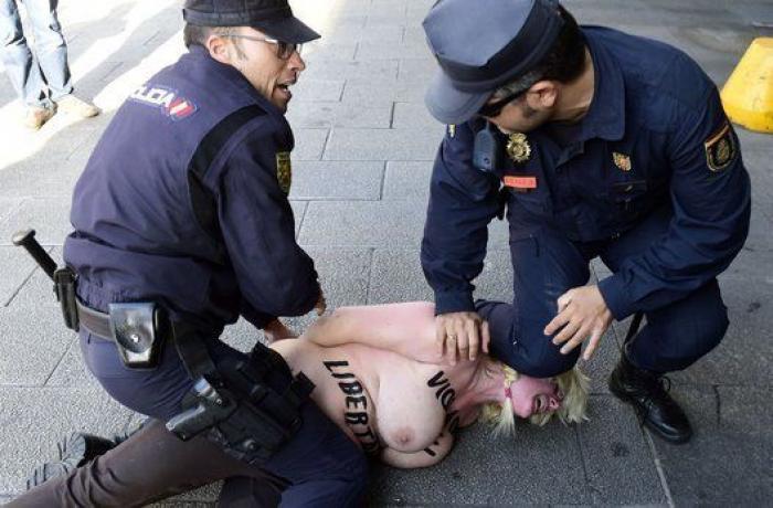 Dos activistas de Femen, desalojadas a patadas de una convención musulmana en Francia