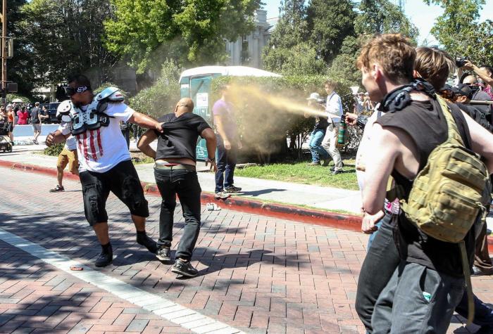 Catorce detenidos en California tras una manifestación de ultraderechistas