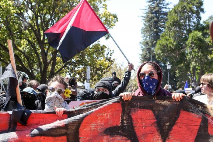 Catorce detenidos en California tras una manifestación de ultraderechistas