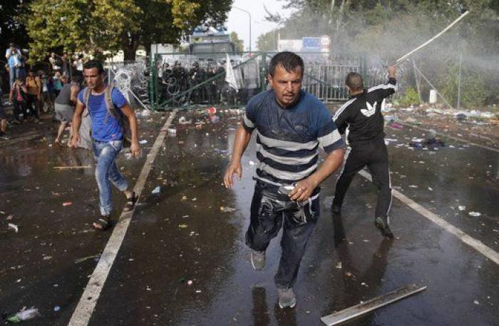 La policía húngara usa gases lacrimógenos para impedir la entrada de refugiados