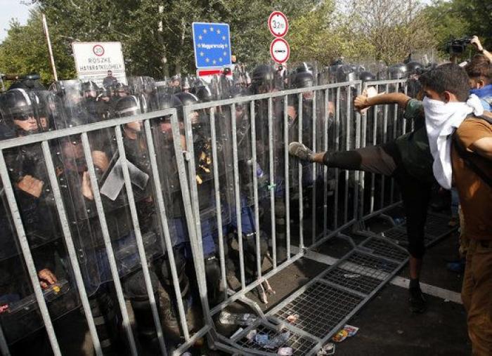 La policía húngara usa gases lacrimógenos para impedir la entrada de refugiados