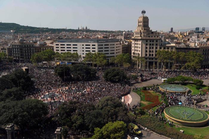 "No tengo miedo", el grito de la multitud tras el minuto de silencio por el atentado de Barcelona