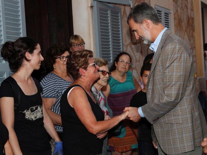 Los reyes se solidarizan en Sant Llorenç con las víctimas de la riada