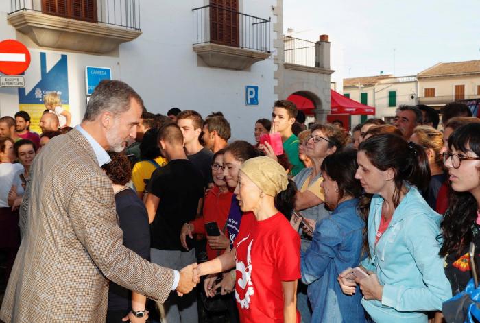 Los reyes se solidarizan en Sant Llorenç con las víctimas de la riada