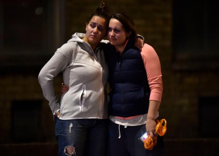 El angustioso momento en el que la policía desaloja un bar en Londres tras el doble atentado
