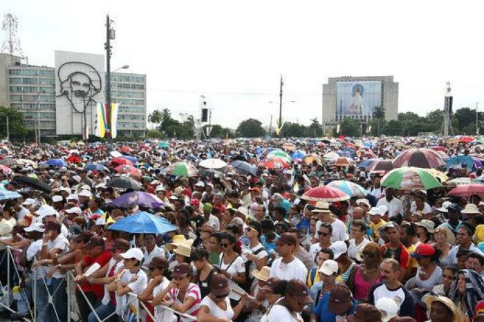 El papa antepone la persona a la ideología en la Plaza de la Revolución de La Habana