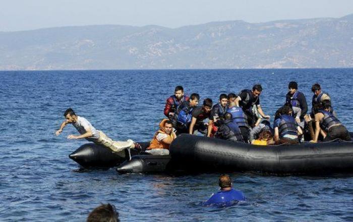 Un griego anónimo salva a un refugiado afgano de morir ahogado (FOTOS)