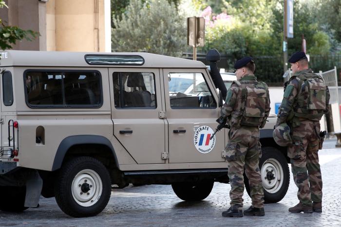 La policía dispara contra el sospechoso de atropellar a seis militares en Levallois-Perret