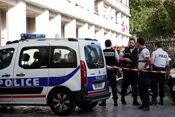 Al menos un muerto y varios heridos al estrellarse un coche contra una pizzería en París