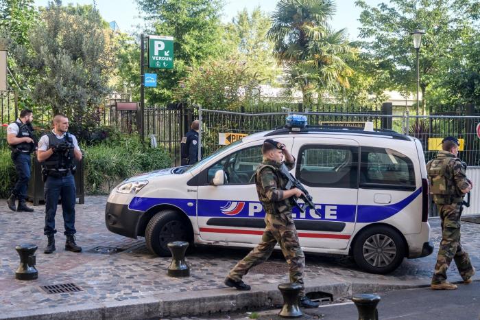 Al menos un muerto y varios heridos al estrellarse un coche contra una pizzería en París