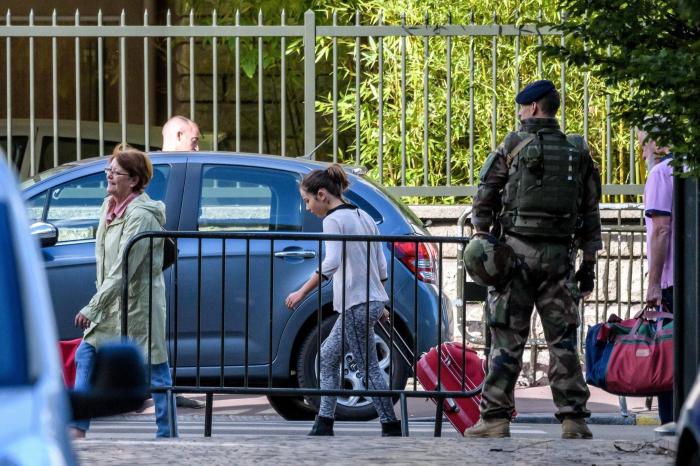 La policía dispara contra el sospechoso de atropellar a seis militares en Levallois-Perret