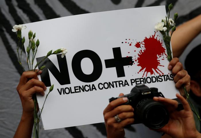 Los medios mexicanos paran y van a negro en protesta por el asesinato de periodistas