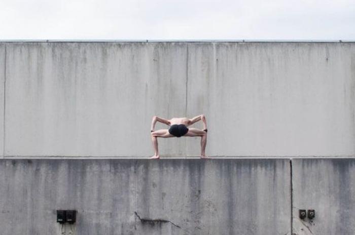 El contorsionista que transforma su cuerpo en el de un alienígena (FOTOS)